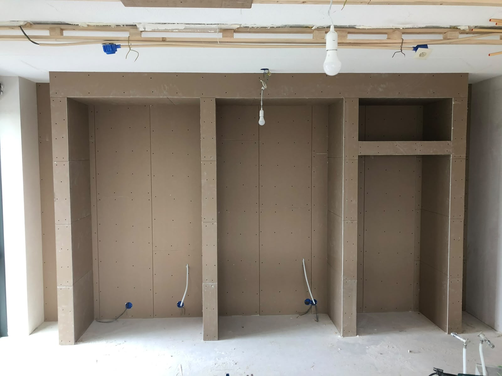 Maatwerk wanden voor een strakke keukenafwerking — foto 1